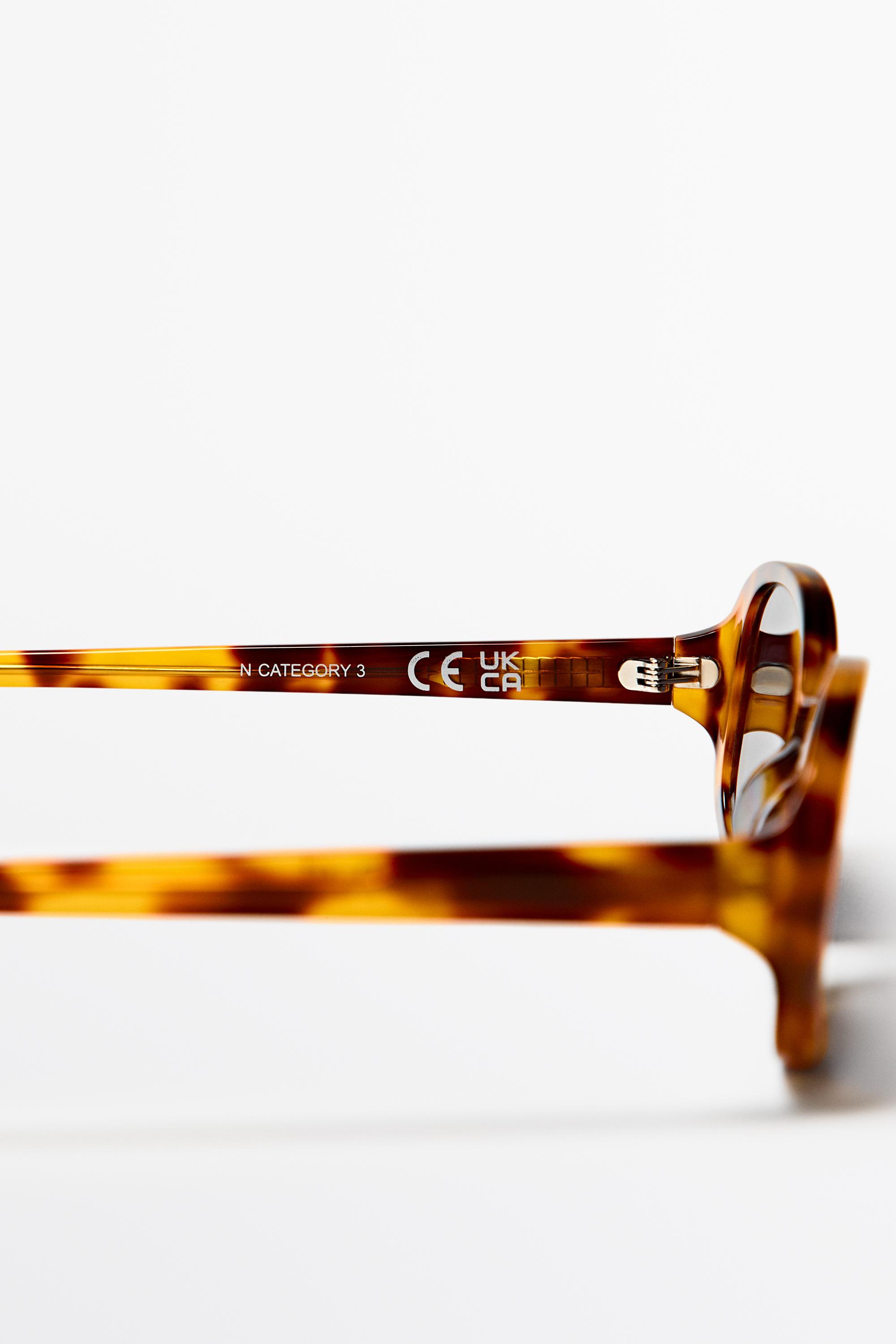Lunettes de soleil ovales effet écaille